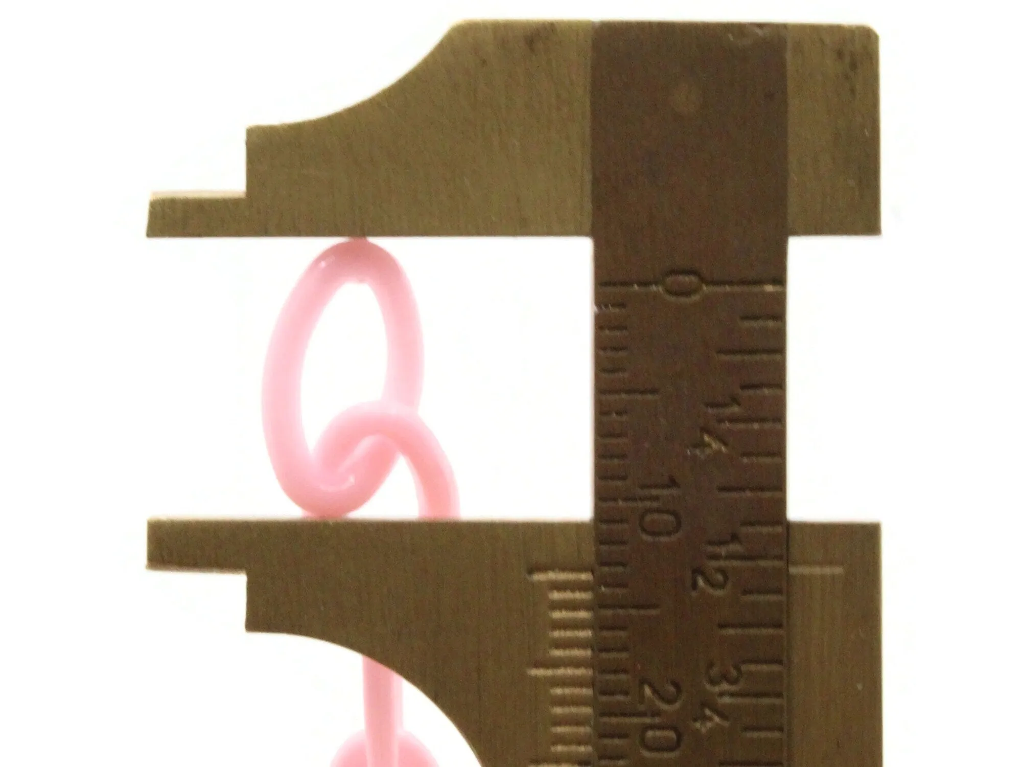 15.75 Inch Pink Plastic Oval Chain