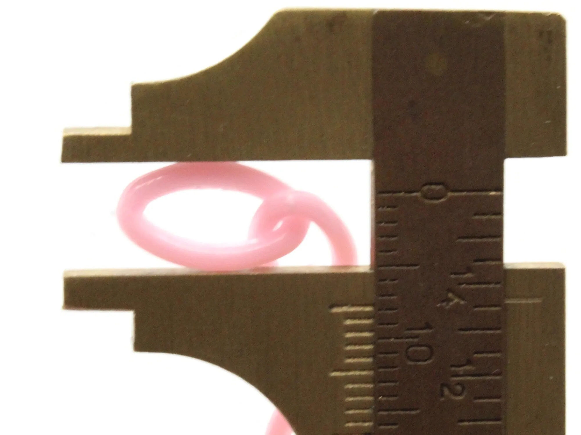 15.75 Inch Pink Plastic Oval Chain