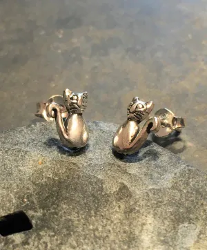 Blue Lily 7mm Silver Sitting Cat Stud Earrings - S150B