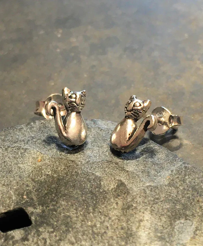 Blue Lily 7mm Silver Sitting Cat Stud Earrings - S150B